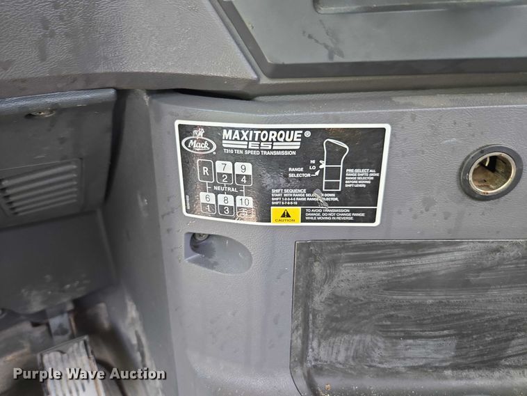 image for item DU7943 2014 Mack CXU613 semi truck