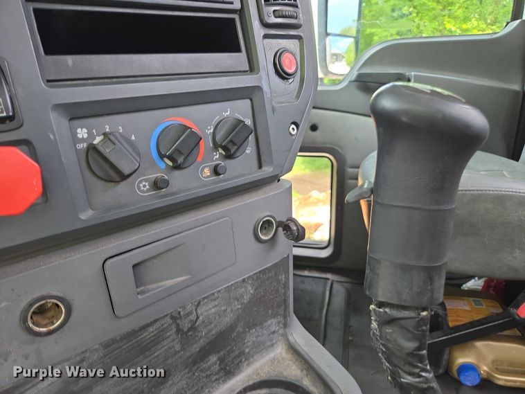 image for item DU7943 2014 Mack CXU613 semi truck