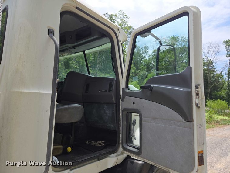 image for item DU7943 2014 Mack CXU613 semi truck