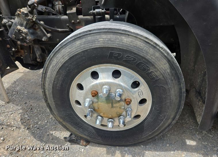 image for item DU7943 2014 Mack CXU613 semi truck