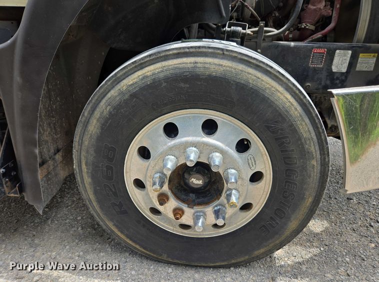 image for item DU7943 2014 Mack CXU613 semi truck