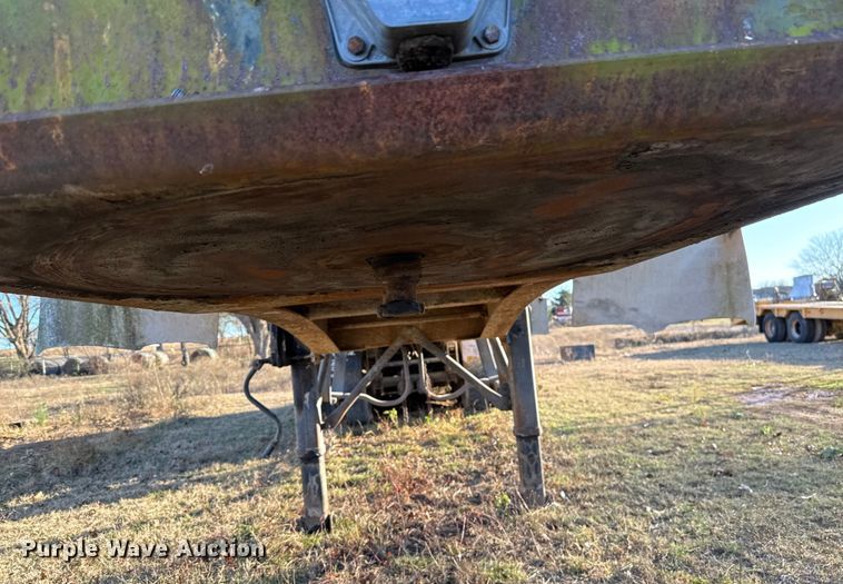 image for item DW5189 1990 East end dump trailer