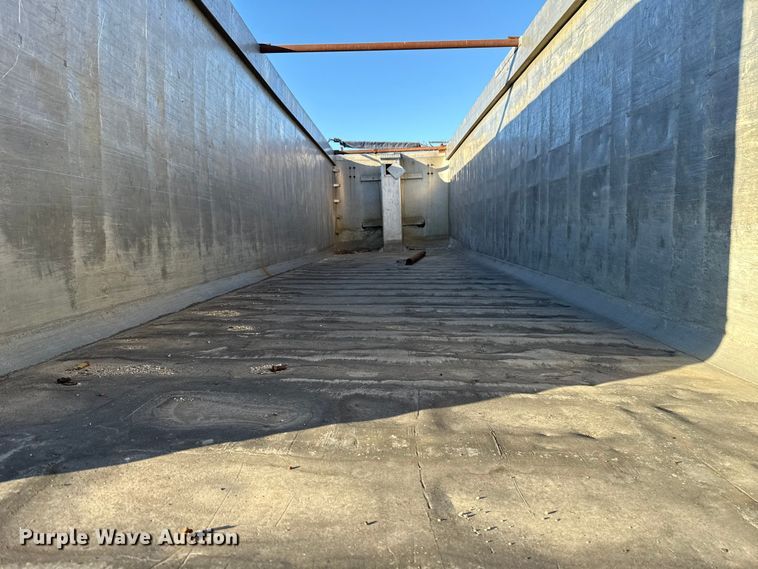 image for item DW5189 1990 East end dump trailer