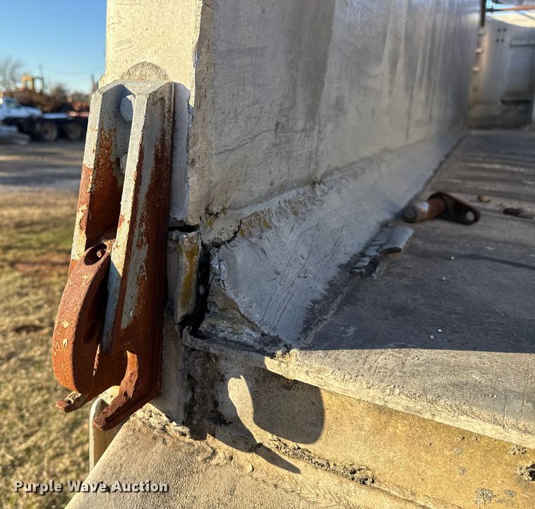 image for item DW5189 1990 East end dump trailer