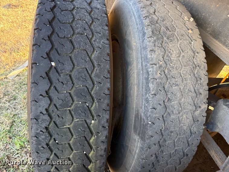 image for item DW5189 1990 East end dump trailer