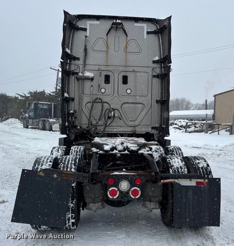 image for item DW6683 2016 Freightliner Cascadia semi truck