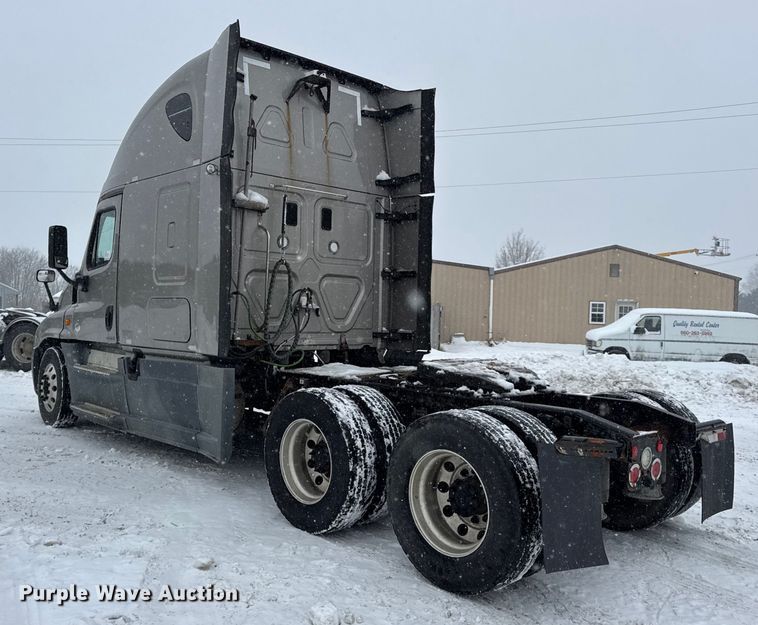 image for item DW6683 2016 Freightliner Cascadia semi truck