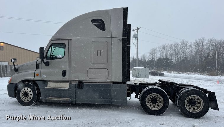 image for item DW6683 2016 Freightliner Cascadia semi truck