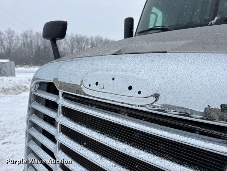 image for item DW6683 2016 Freightliner Cascadia semi truck