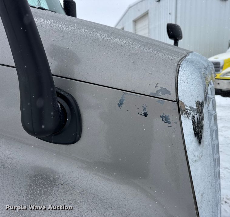 image for item DW6683 2016 Freightliner Cascadia semi truck