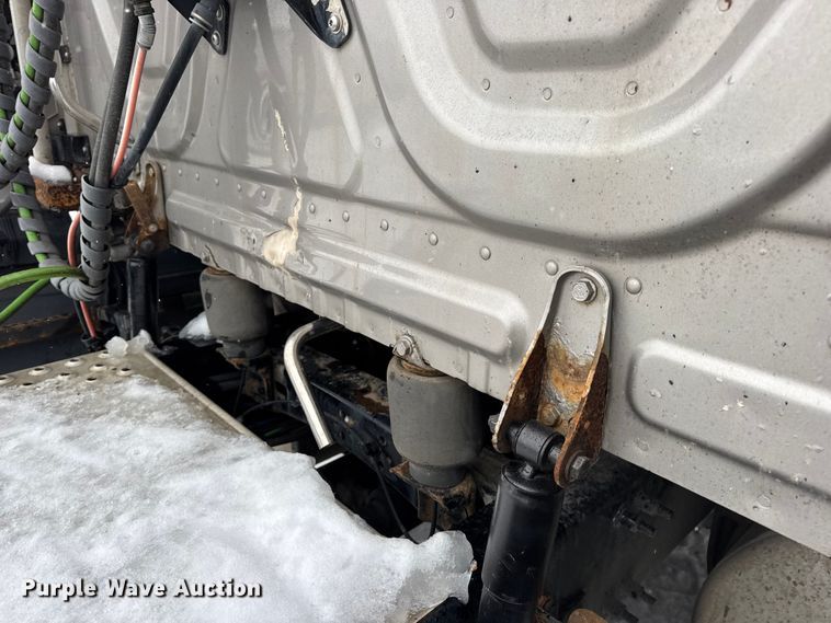 image for item DW6683 2016 Freightliner Cascadia semi truck