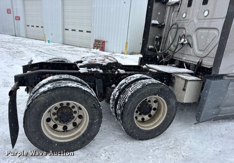 image for item DW6683 2016 Freightliner Cascadia semi truck