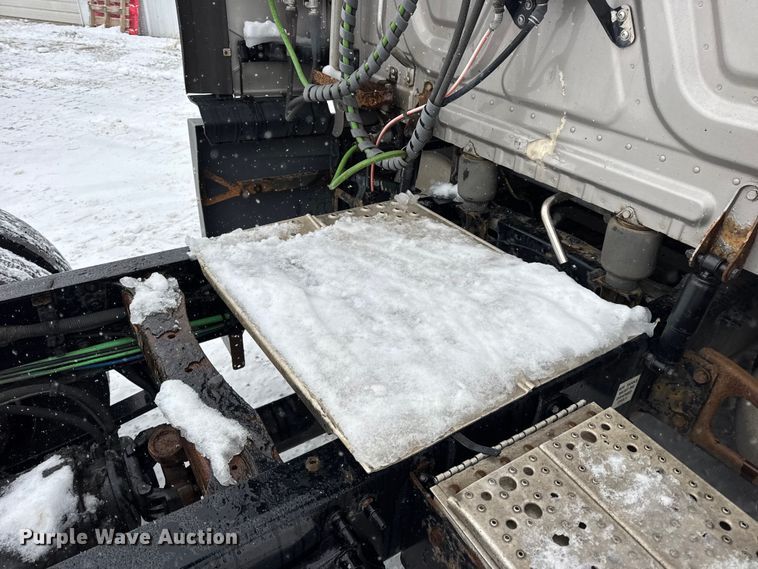 image for item DW6683 2016 Freightliner Cascadia semi truck