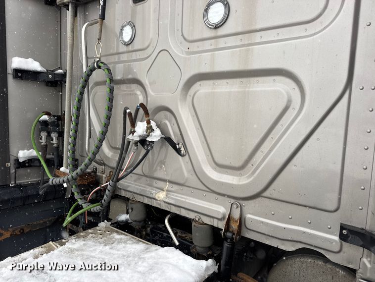 image for item DW6683 2016 Freightliner Cascadia semi truck