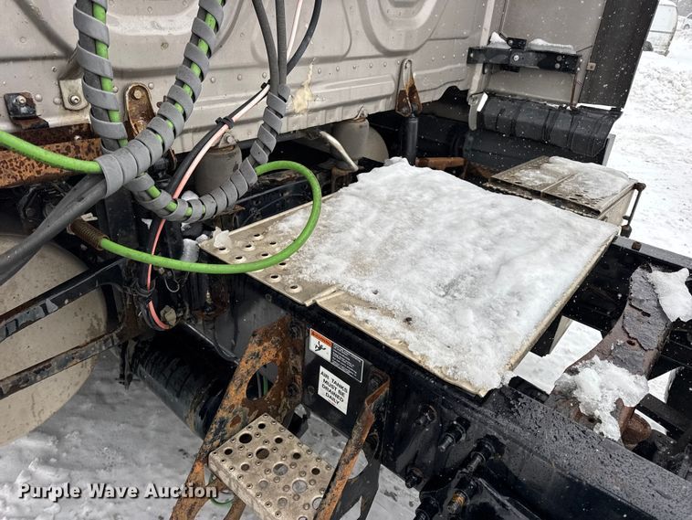 image for item DW6683 2016 Freightliner Cascadia semi truck