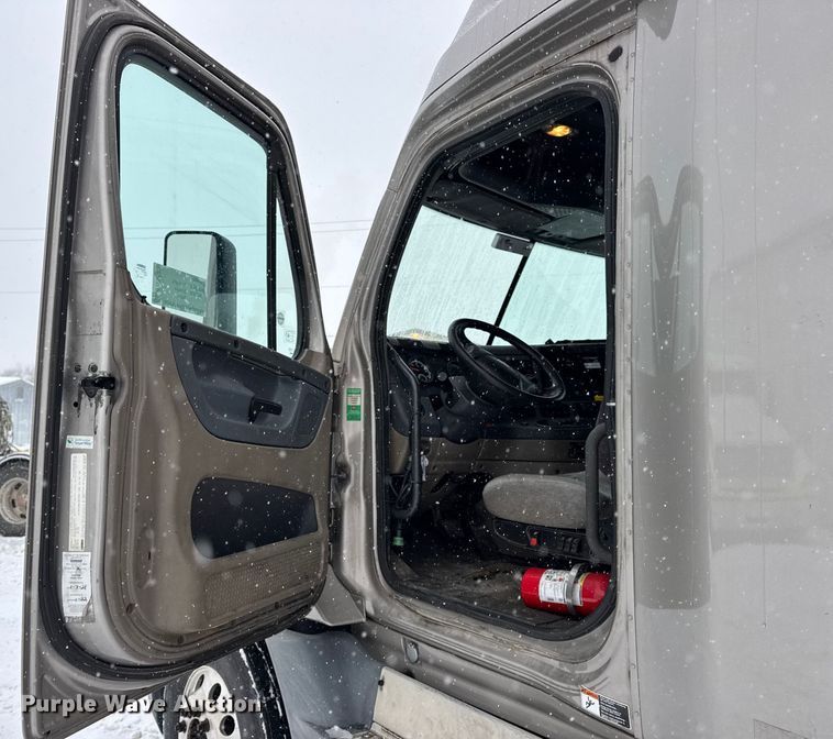 image for item DW6683 2016 Freightliner Cascadia semi truck