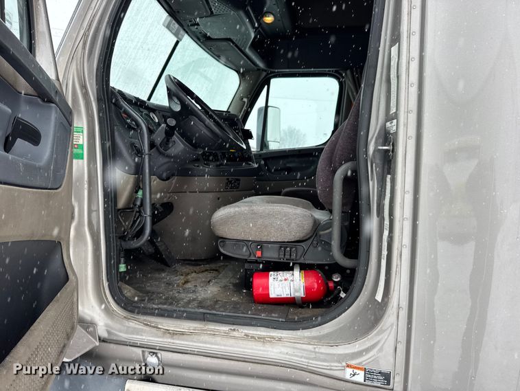 image for item DW6683 2016 Freightliner Cascadia semi truck