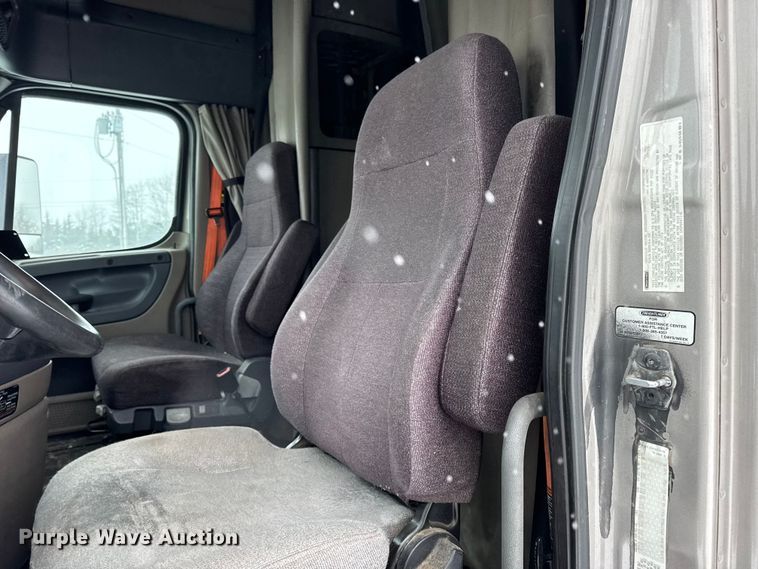 image for item DW6683 2016 Freightliner Cascadia semi truck