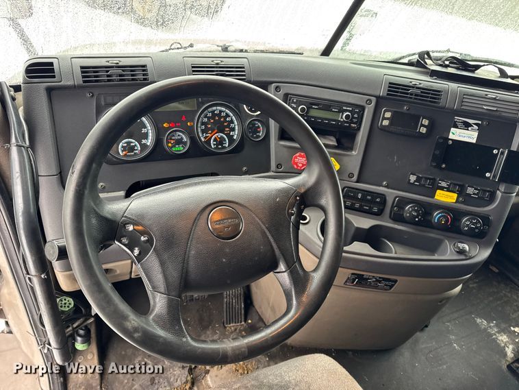 image for item DW6683 2016 Freightliner Cascadia semi truck