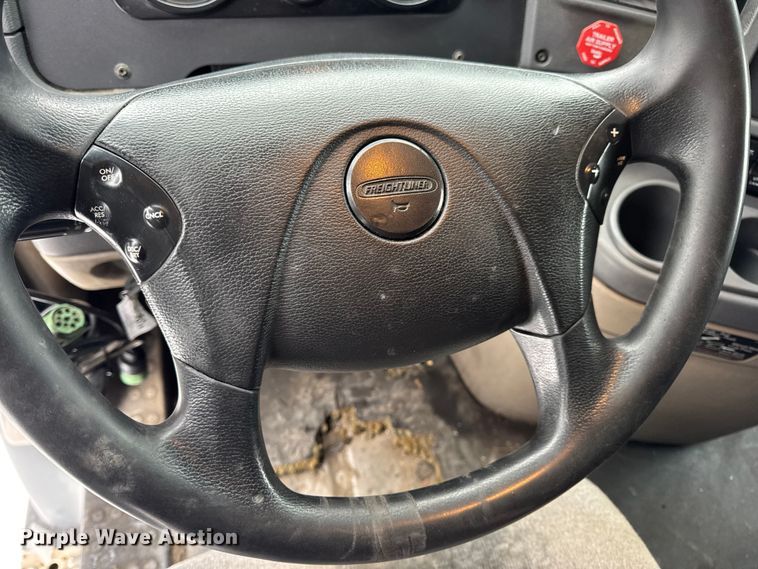 image for item DW6683 2016 Freightliner Cascadia semi truck