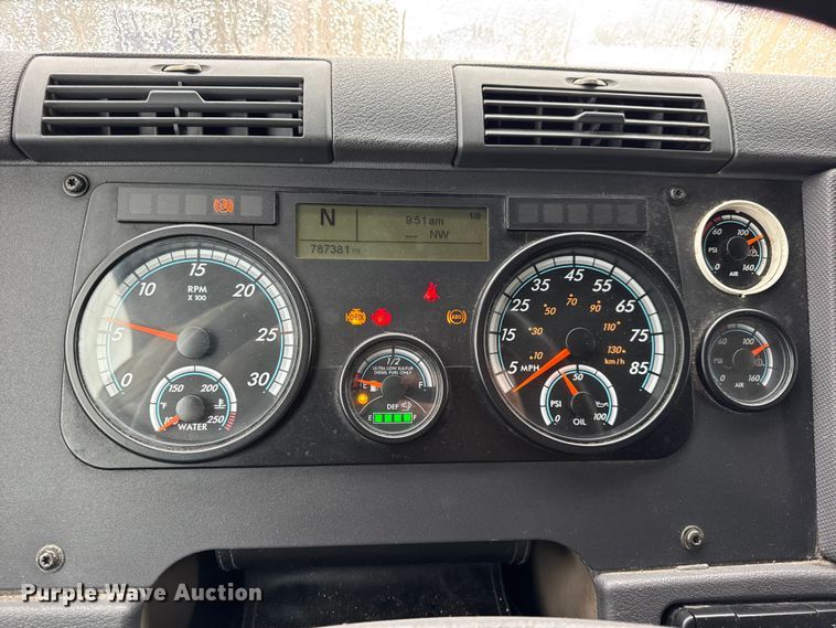 image for item DW6683 2016 Freightliner Cascadia semi truck