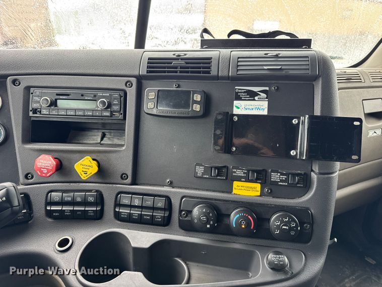 image for item DW6683 2016 Freightliner Cascadia semi truck