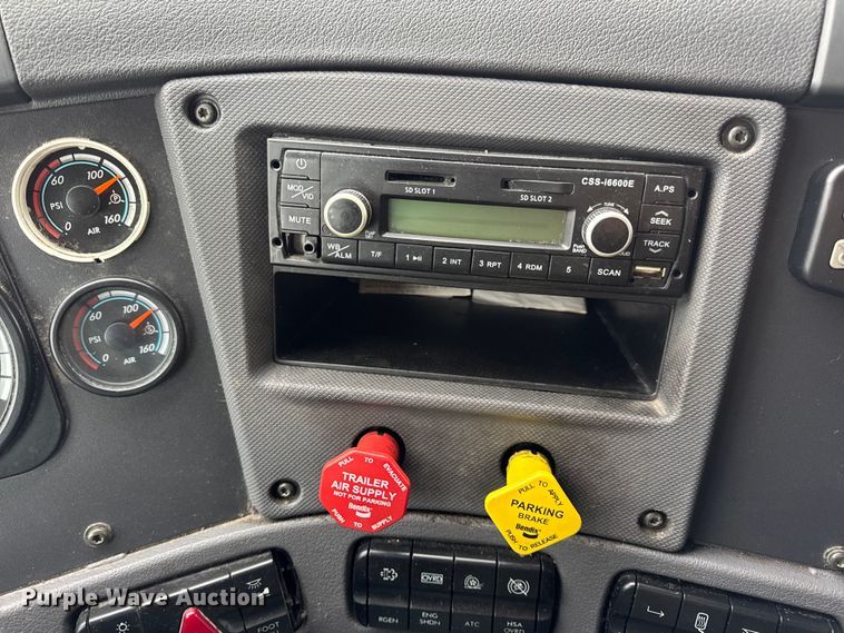 image for item DW6683 2016 Freightliner Cascadia semi truck