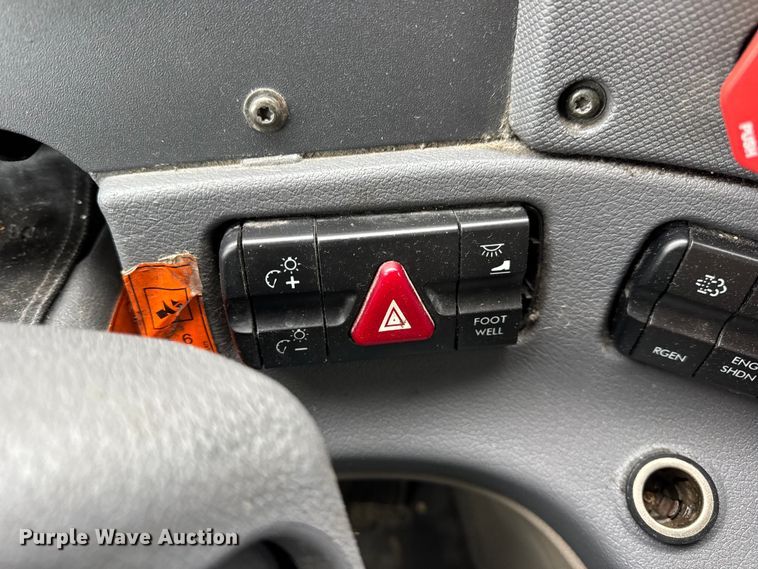 image for item DW6683 2016 Freightliner Cascadia semi truck