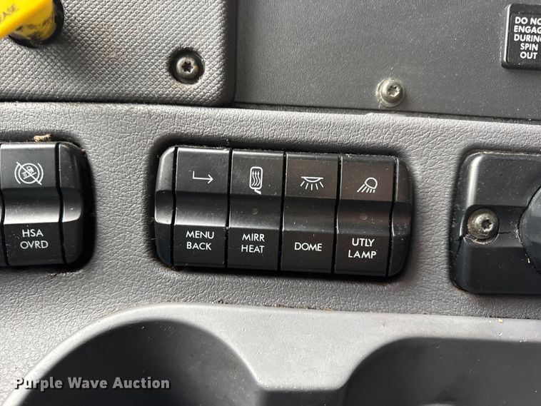 image for item DW6683 2016 Freightliner Cascadia semi truck