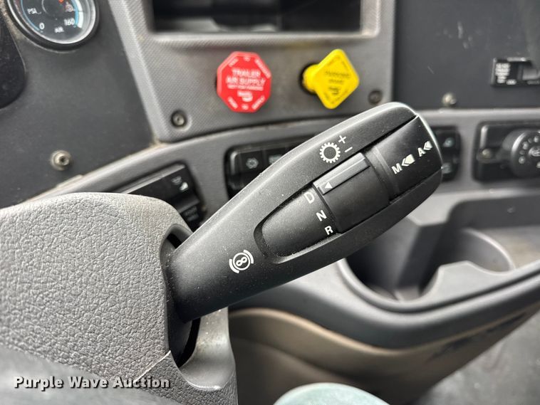 image for item DW6683 2016 Freightliner Cascadia semi truck