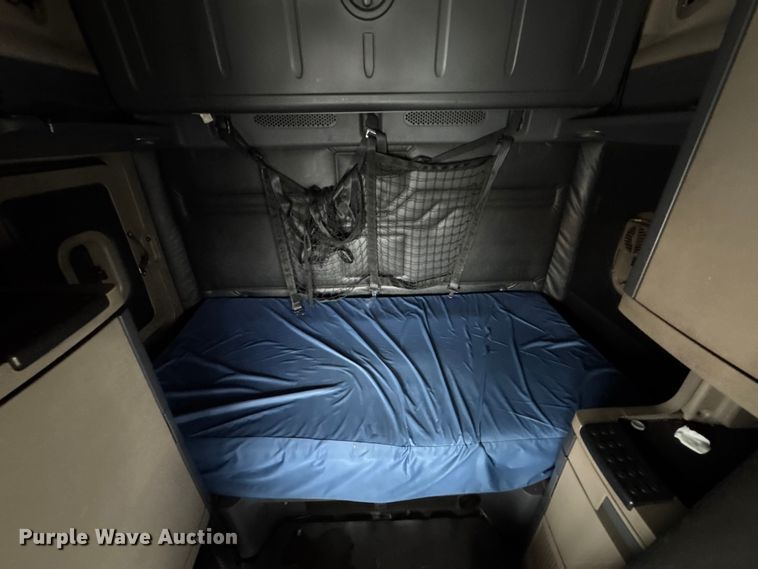 image for item DW6683 2016 Freightliner Cascadia semi truck