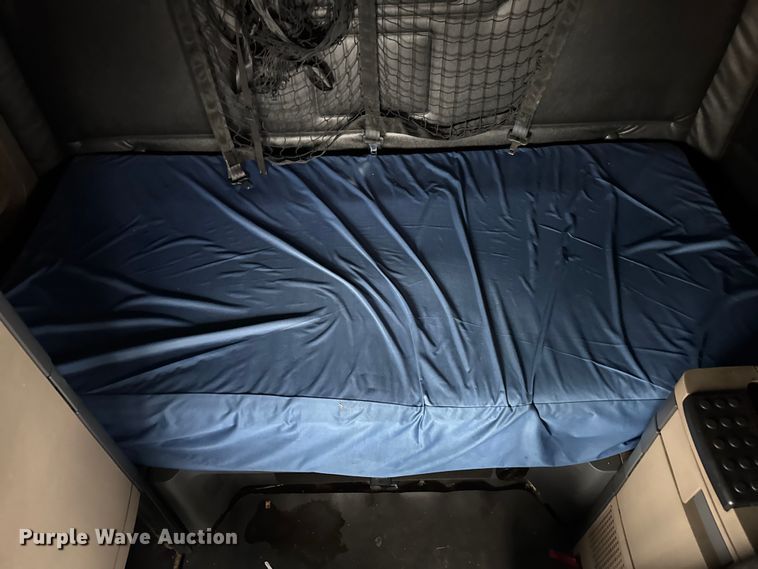 image for item DW6683 2016 Freightliner Cascadia semi truck