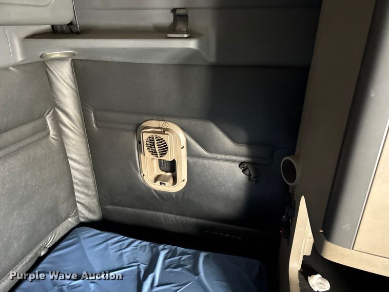 image for item DW6683 2016 Freightliner Cascadia semi truck