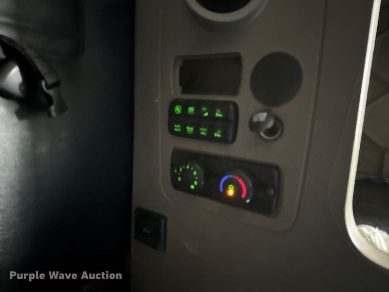 image for item DW6683 2016 Freightliner Cascadia semi truck