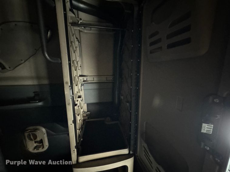 image for item DW6683 2016 Freightliner Cascadia semi truck