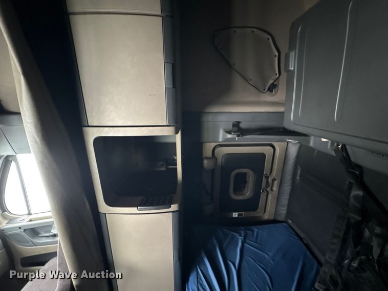 image for item DW6683 2016 Freightliner Cascadia semi truck