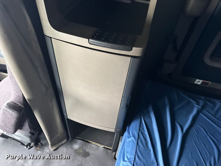 image for item DW6683 2016 Freightliner Cascadia semi truck