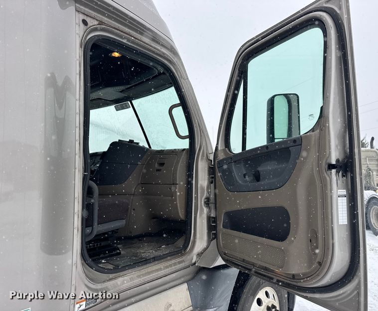 image for item DW6683 2016 Freightliner Cascadia semi truck