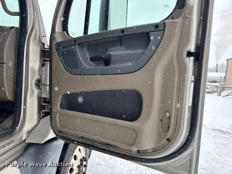 image for item DW6683 2016 Freightliner Cascadia semi truck