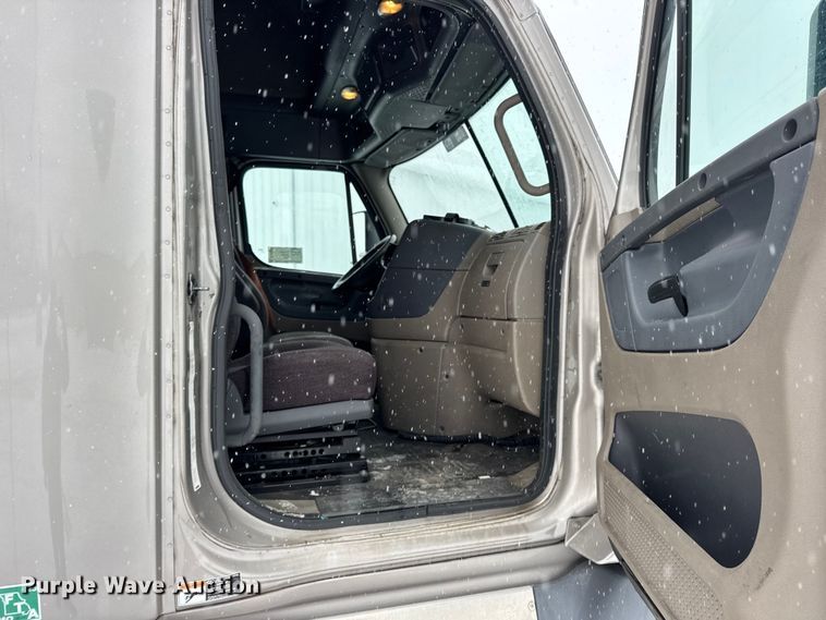 image for item DW6683 2016 Freightliner Cascadia semi truck