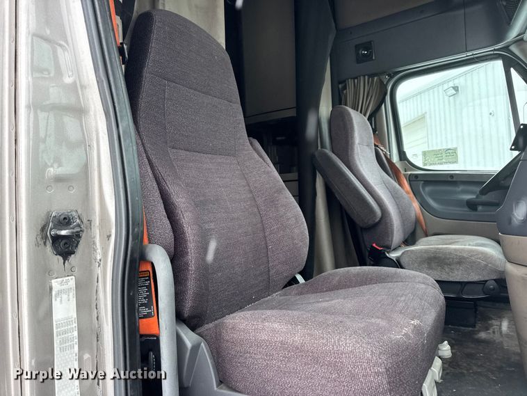 image for item DW6683 2016 Freightliner Cascadia semi truck