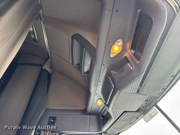 image for item DW6683 2016 Freightliner Cascadia semi truck