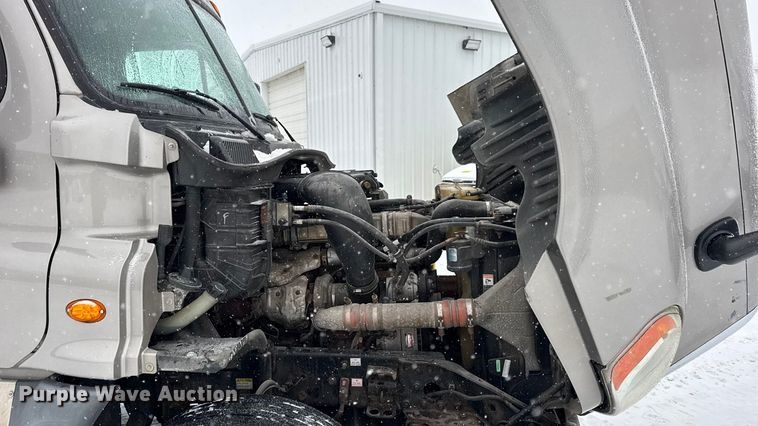 image for item DW6683 2016 Freightliner Cascadia semi truck