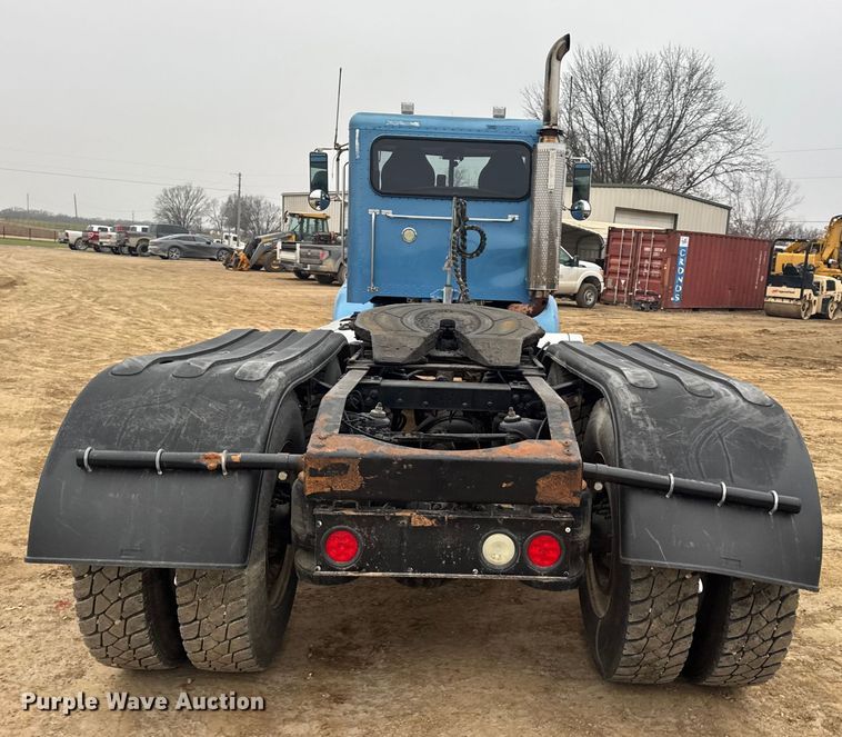 image for item DW6739 2006 Peterbilt 378 semi truck