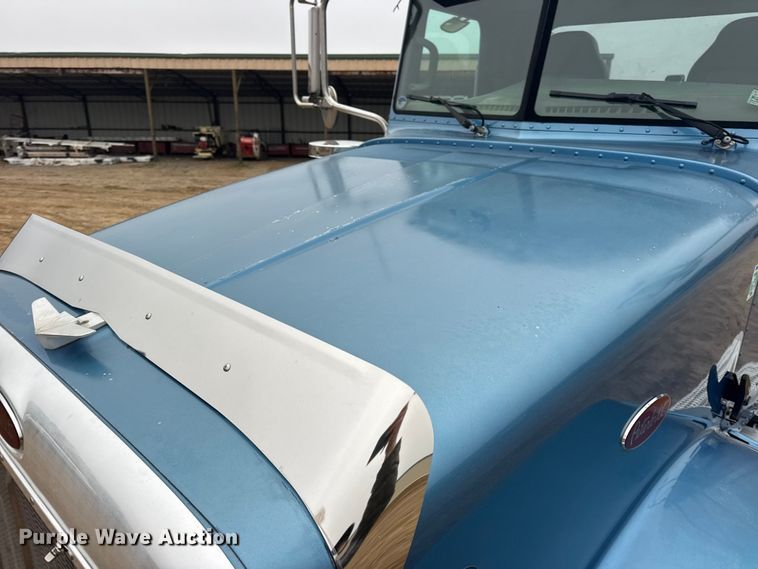 image for item DW6739 2006 Peterbilt 378 semi truck