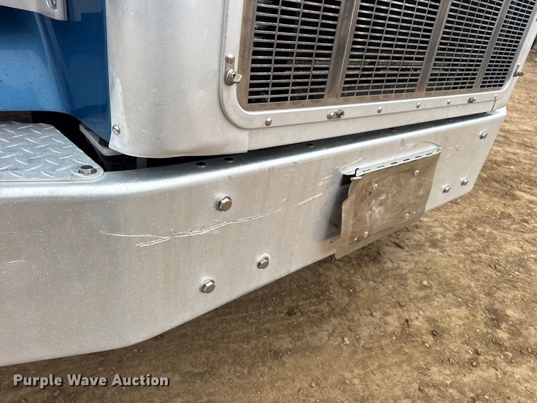 image for item DW6739 2006 Peterbilt 378 semi truck