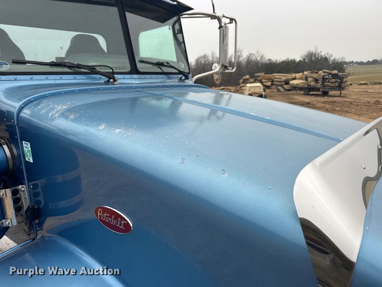 image for item DW6739 2006 Peterbilt 378 semi truck
