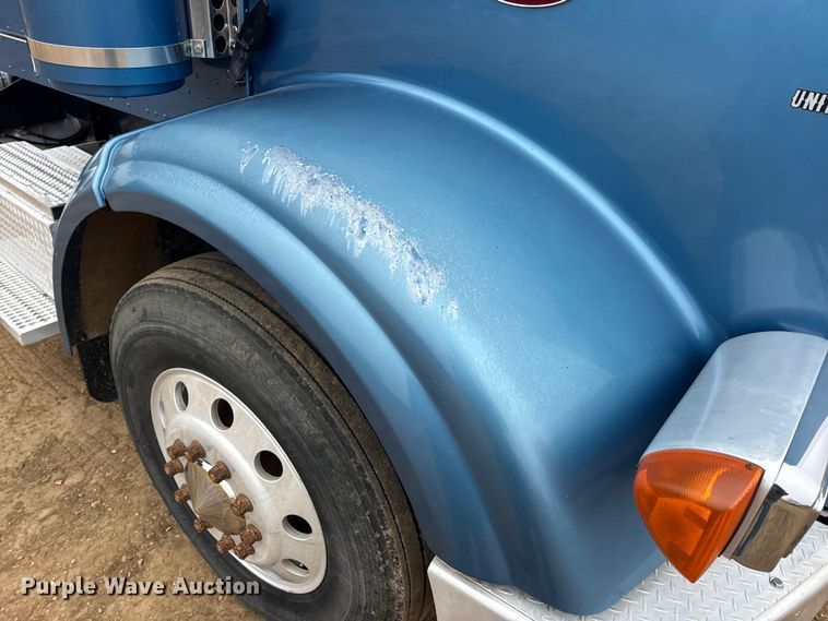 image for item DW6739 2006 Peterbilt 378 semi truck