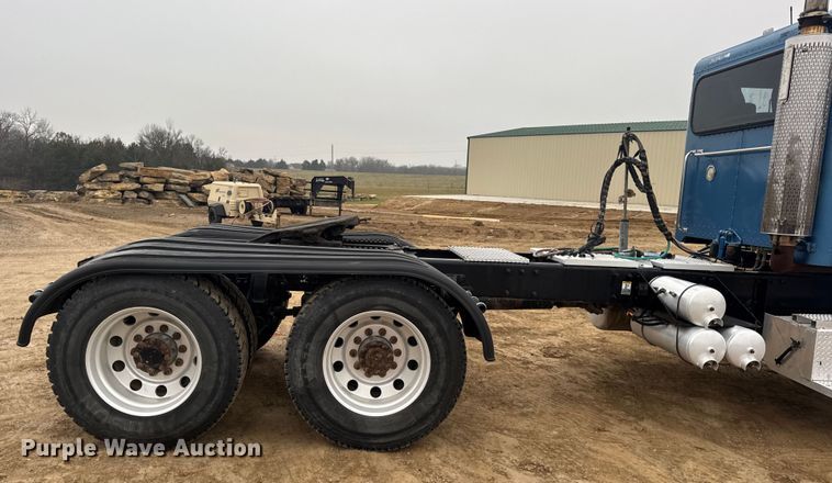 image for item DW6739 2006 Peterbilt 378 semi truck