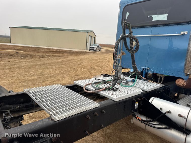 image for item DW6739 2006 Peterbilt 378 semi truck